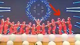 幼儿园毕业典礼，小朋友表演时突然出拳
