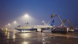北京大雪致首都机场取消航班43架次 启动定点除冰