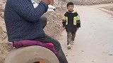 这孩子三天不打上房揭瓦，把人家鞋子扔火里面去了