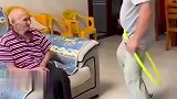 孙子在爷爷面前耍，老人也不是吃素的，把看家本领都使出来