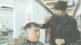 男士发际线后移适宜啥发型，理发师给老顾客修剪，前后像换了个人