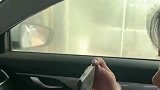 旁边有辆喷水车，将窗户直接落了下来，喷了进去！