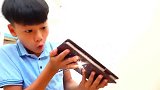 儿童游戏：小正太玩玩具，还有染料，忘记洗手，就去吃西瓜