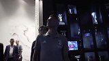 坎塞洛正式亮相尤文 与球迷合照笑得超级甜