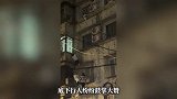 男童悬挂4楼防护窗外危在旦夕，3名小伙挺身而出，徒手爬楼救人