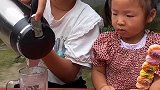 姐姐帮妹妹用水洗棉花糖，结果把棉花糖洗没了