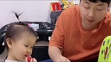 两岁女儿嫌弃爸爸，爸爸故意这样做，这一天天太难了，爸爸太坏了
