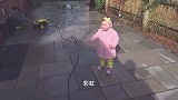 爸爸太坏了！拿水枪喷Emilia，宝宝的反应太可爱啦