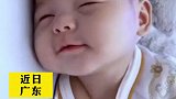 宝宝刚睡醒正打着哈欠，不料被妈妈强制“关机”！