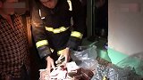 【新疆】阿图什消防员从火场抢出22万元现金 房主清点分文未少