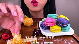 美女直播吃绉布蛋糕、蜂蜜、马卡龙，一口吃下去超过瘾