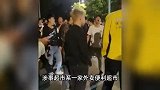 骑手与狗禁止入内？广西一超市挂标牌引骑手愤怒，涉事公司回应