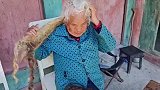 87岁奶奶60年不剪头长到3米！洗1次花费4小时