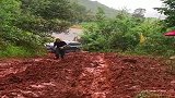 不愧是国产霸道，雨后挑战泥管坡，性能太强大了！