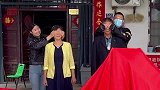 儿子为热爱摩托的父亲买了新车