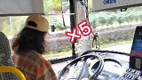 贵州凯里：女公交车司机驾车时不系安全带还看手机！