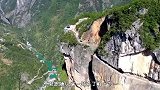 重庆大山的挂壁公路，建设在800米悬崖之上，人们对它了解很少