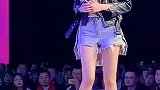 这么冷的天还穿这么少，迪丽热巴一直在努力！