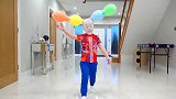 萌娃小可爱们一起玩气球玩得可开心了！萌娃：真有趣呀！
