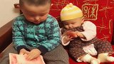 两个“小财迷”，一拿到压岁钱，就成了这样！