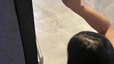 大姐把抽屉关上，门不就开了