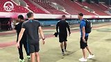 与恩师相逢！热身赛后伊沃耐心等待 并与金奉吉亲切交谈