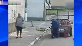 国外恶搞：坏老头用灭火器突袭吓坏了路人，这就是活该被打！