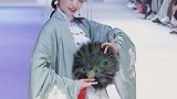 暖阳下，走桥上，是谁家的姑娘？