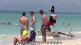 小哥扮成海盗船长的样子，到处去搞破坏，这样真的不会被打吗