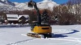 挖掘机惊现滑雪场 花式滑雪看着痛快吗