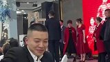 新郎在婚礼上叫声爸爸，下面多出了好多爸爸，他甚至有预谋
