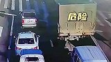 远离超载货车，太危险了