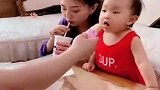 在小情人面前喂老婆吃饭，还三番五次逗闺女，小情人的表现太逗了