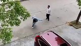 一对男女街头吵架，没想到男生居然