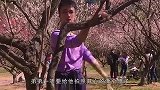 粉衣美女这出闹的，给后面的兄弟都笑坏了！