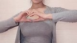 身穿时尚超短裤的美女小姐姐,展现魅力青春气息!