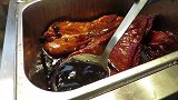 广州街头美食诱人的叉烧，蜜汁叉烧店大块烧腊真漂亮，蜜汁在嘀嗒