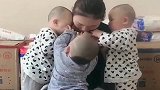 三胞胎看妈妈喝牛奶，结果一起上，画面太温馨了