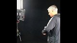 英超-1718赛季-穆里尼奥拍摄宣传片 摆好pose后竟然笑场-新闻