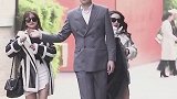 霸道总裁标配就应该两位长腿秘书吧