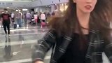 像疯一样的女子这是怎么了，奔跑如此的快