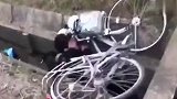 一顿操作猛如虎，翻到沟里不见人