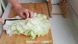 家常经典美食白菜炖粉条做法，五花肉煎出油脂炖又香又下饭