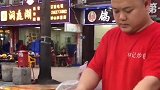 夜宵档牛人厨师，前面操作还能接受，最后那一个回手掏惊艳到我了