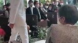 国外婚礼上发生的爆笑一幕，新郎跟在牧师的后面，紧张的顺拐了！