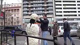 雪人恶作剧，藏在雪人模型内捉弄路人，路人纷纷被吓