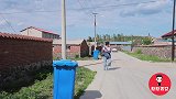 小伙路边打劫姑娘，结果钱没劫着还倒搭200