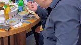 三兄弟争着买单，竟是这个原因