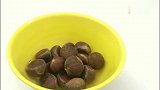 板栗好吃皮难剥，学会这一招轻松剥板栗皮，省时又方便！