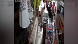 【印度】商店店主移动柜台时不慎触电 路人急忙拿木棍狂敲救人